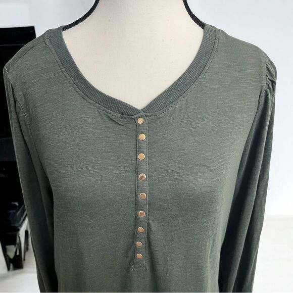 New with Tags Democracy Long Sleeve Crew Neck with Gold Tone Snap Buttons - Picture 2 of 12